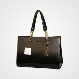Bolso negro sobre el hombro