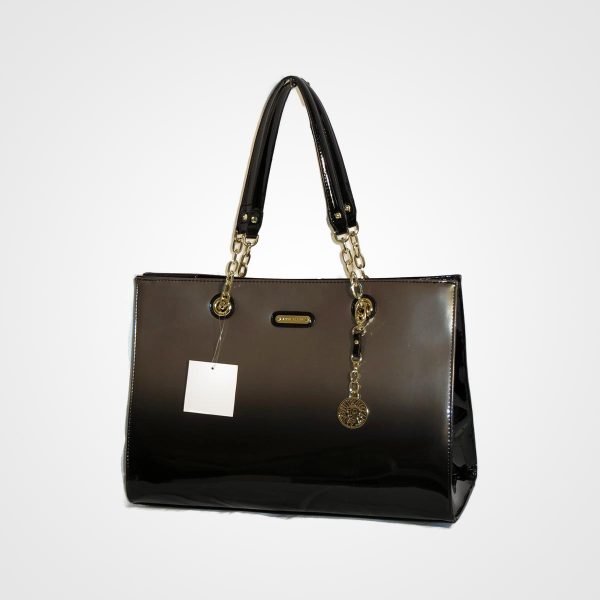 Bolso negro sobre el hombro